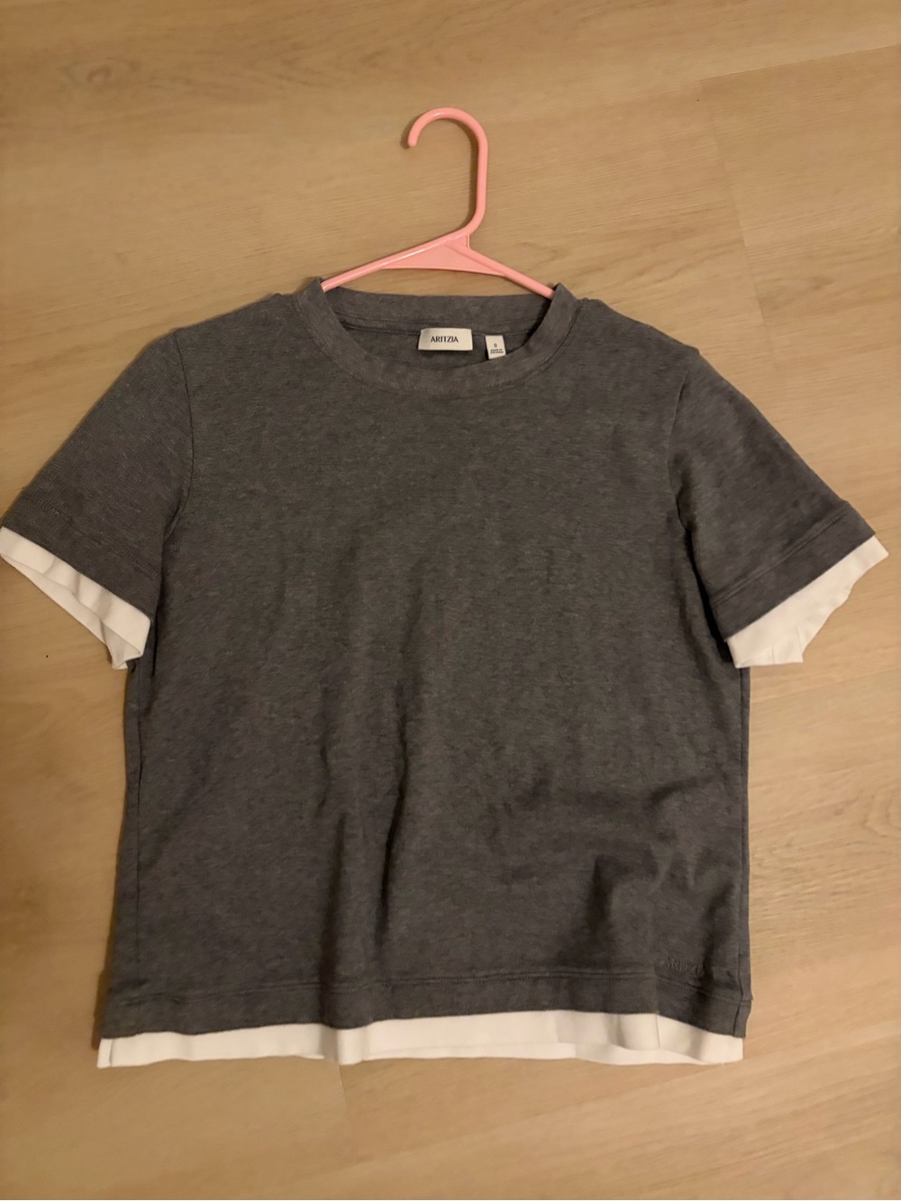 Aritzia Gray Short-Sleeve Layered Hem Crewneck